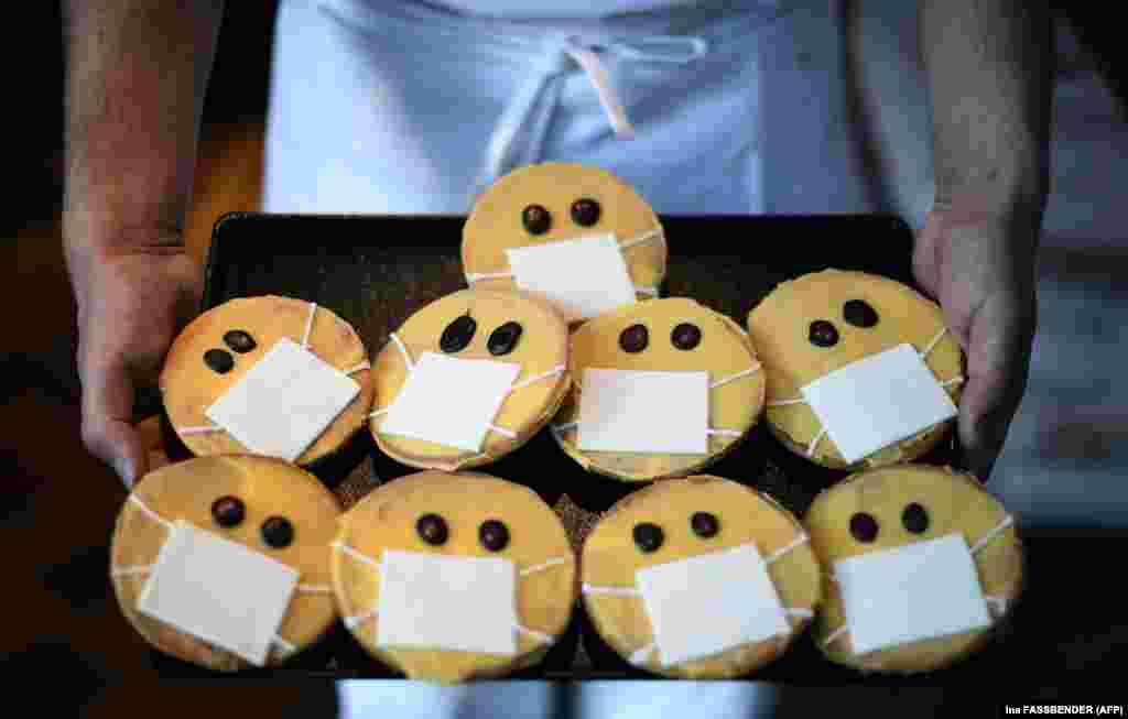Biscuiții cu mască de protecție creați de un bucătar din Dortmund.