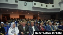 Пришедшие на конференцию к 110-летию казахского лидера из Синьцзяна Елисхана Алипулы.