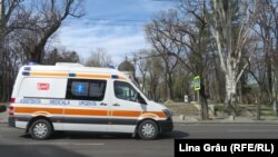 Ambulanță pe fundalul Catedralei din Chișinău, în plina pandemie de coronavirus. 10 aprilie 2020