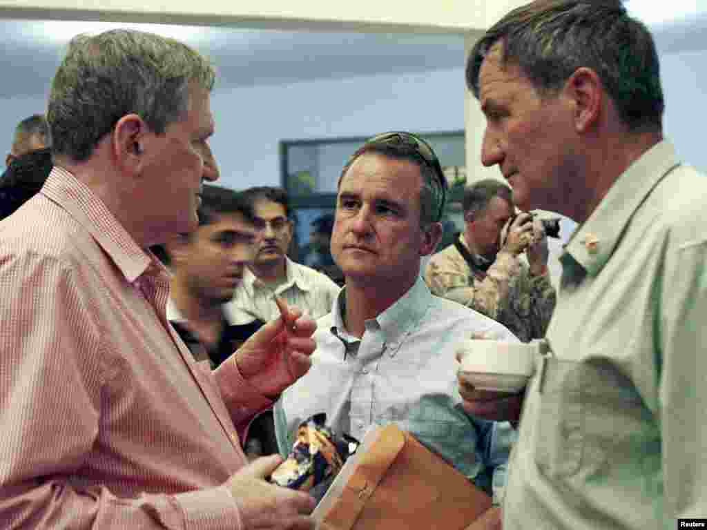 რიჩარდ ჰოლბრუკი ავღანეთში აშშ-ის ელჩს, კარლ ეიკენბერის ესაუბრება ყანდაარში ვიზიტისას. 2010 წლის 21 ივნისი.