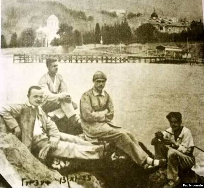 Mihas Zaretsky con gli amici a Gurzuf.  13 novembre 1925