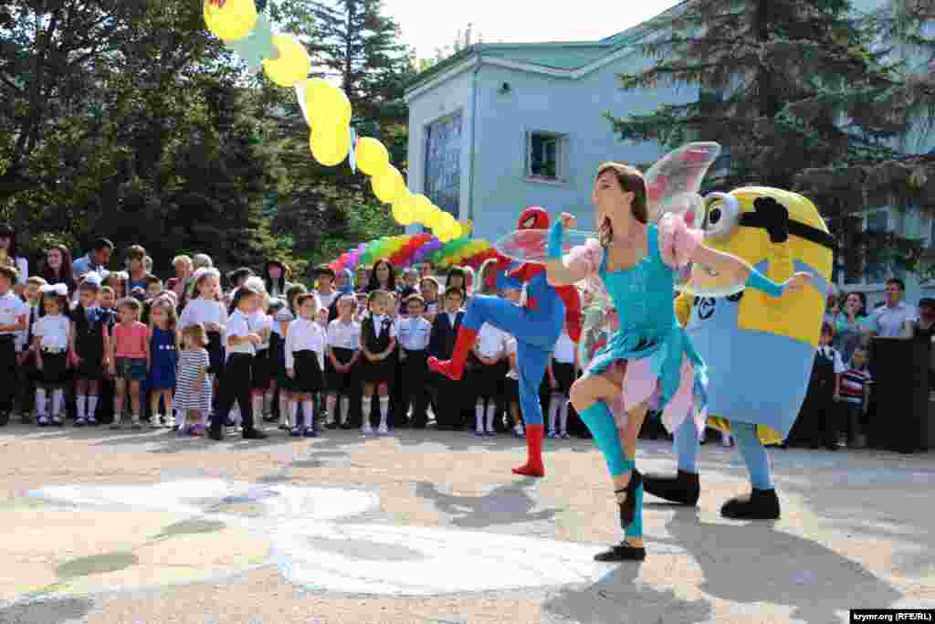 Перший дзвінок у Бахчисарайській загальноосвітній школі з кримськотатарською та російською мовами навчання