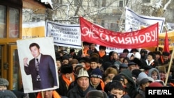Демонстрация в Алматы в защиту лидера ДВК Галымжана Жакиянова. Январь 2005 года.