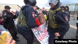 Полицейские забирают Леонида Жарикова в автозак