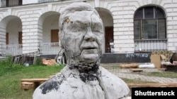Скульптура Віктора Януковича, виготовлена київськими студентами. Київ, 2012 рік 