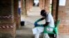 Një punëtor shëndetësor në Kongo ka të veshur rrobat mbrojtëse kundër virusit Ebola.