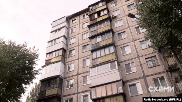 Сам батько прокурора, який подарував синові розкішний будинок, мешкає у скромній квартирі у спальному районі Києва