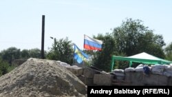 Блокпост пророссийских сепаратистов в Луганске.