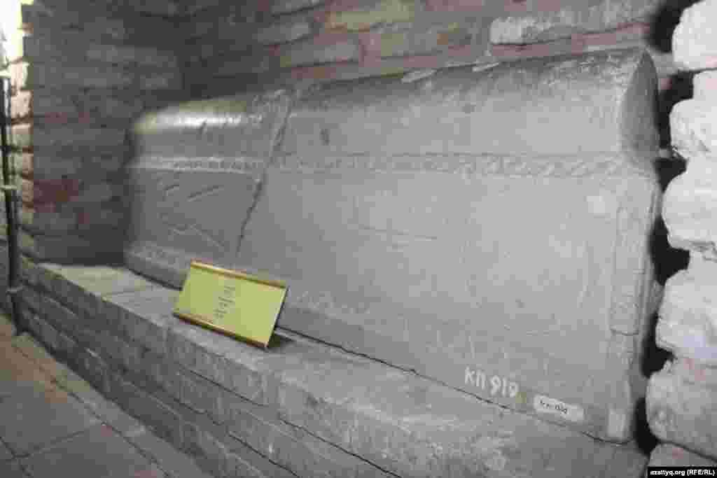 Камень на месте захоронения неизвестной женщины в мавзолее Ходжи Ахмета Яссауи.