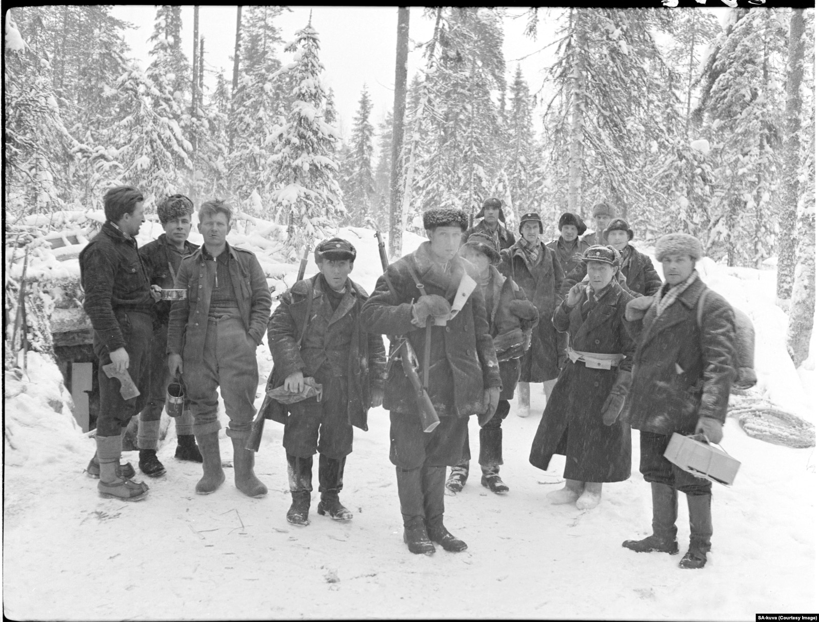 Захисники Фінляндії позують для фото під час війни
