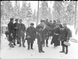 Финские бойцы в свободную минуту позируют для фото.