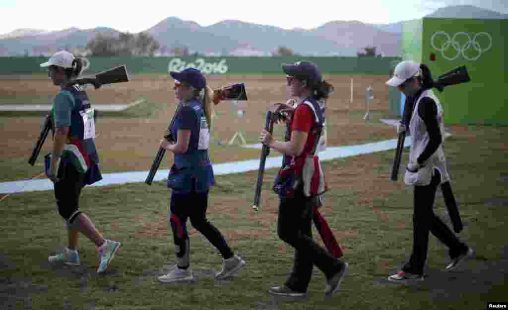 Chiara Cainero of Italy (left to right), Amber Hill of United Kingdom, Morgan Craft of the United States, and Wei Meng of China take part in the women&#39;s skeet finals.