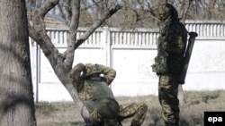 Вооруженные российские военные у украинской воинской части в Бахчисарае, 3 марта 2014 года