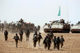 Солдаты израильской пехотной бригады "Нахаль" возле границы сектора Газа