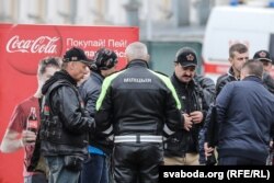 Віктар Лукашэнка зь іншымі байкерамі на закрыцьці мотасэзону ў Менску, 2018