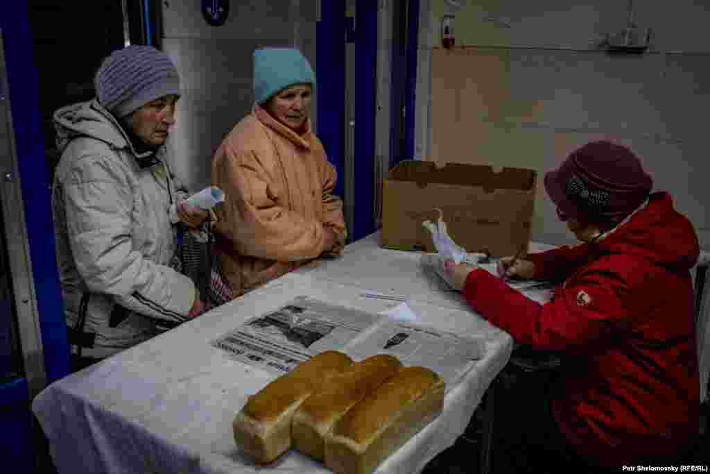 Volunteers hand out food in Debaltseve.