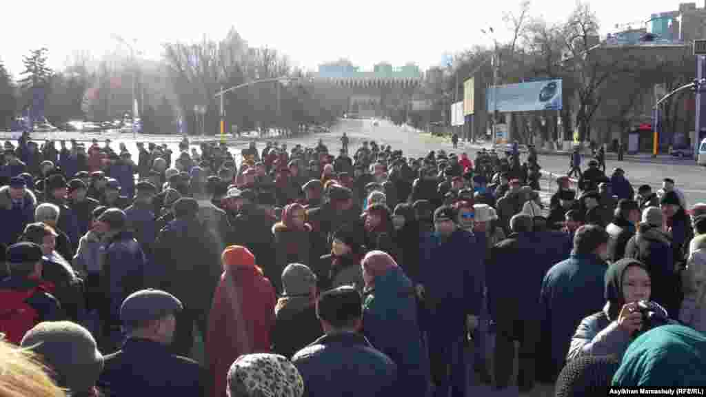 Сотни местных жителей собрались у памятника &laquo;Рассвет свободы&raquo; в центре города, посвященного жертвам Желтоксана (Декабрьских событий 1986 года).&nbsp;