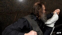 Анты-гей актывіст душыць удзельніка гей-прайду