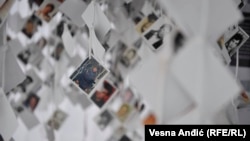Fotografije ubijenih stanovnika Prijedora u instalaciji povodom obilježavanja Dana bijelih traka, Beograd, maj 2018. 