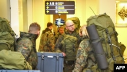NATO əsgərləri Vilnüs hava limanında