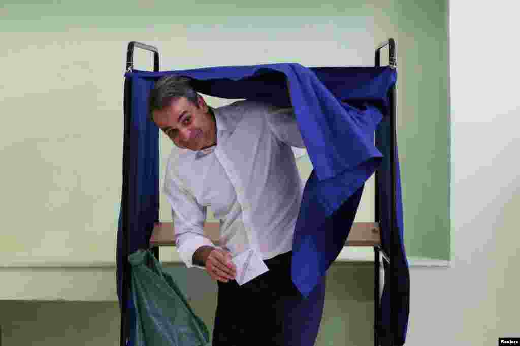 ГРЦИЈА -&nbsp;Кандидатите на конзервативната Нова демократија победија на локалните избори во 12 од 13 грчки региони и во повеќето градови. Со тоа е потврден трендот од изборите за Европскиот парламент кои беа одржани во ист ден со првиот круг од локалните избори.