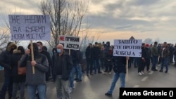 Protest građana Doboja jer su nezadovoljni odlukom CIK-a BiH da ne potvrdi izborne rezultate u ovom gradu. (24. decembar 2020.)