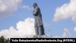 Такий був пам’ятник Шевченкові на Комсомольському острові у Дніпропетровську до демонтажу, фото 19 липня 2011 року