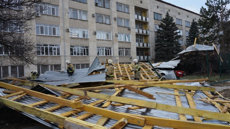 В Крыму сорванная ветром крыша повредила девять автомобилей (+фото)