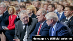 Жириновский, Зюганов и Миронов во время послания президента Федеральному собранию в феврале 2019 года