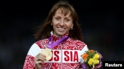Російська бігунка Марія Савінова із золотою медаллю на Олімпіаді 2012 року