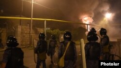 Armenia - Riot police disperse protesters in Yerevan's Sari Tagh neighborhood, 29Jul2016.