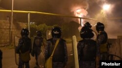 Armenia - Riot police disperse protesters in Yerevan's Sari Tagh neighborhood, 29Jul2016.