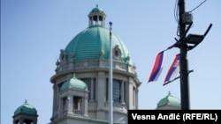 Ndërtesa e Kuvendit të Serbisë dhe flamuri i Rusisë krahas atij serb.