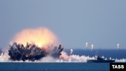 Взрыв вакуумной бомбы во время стратегических командно-штабных учений «Кавказ». Опукский полигон, Крым (иллюстрационное фото)