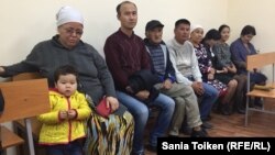 Иран және Өзбекстаннан келген оралмандар сотта отыр. Ақтау, 8 қараша 2017 жыл.