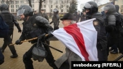 Милиционер отбирает у протестующего флаг. Беларусь, архивное фото