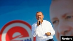 Премьер-министр Турции и кандидат в президенты Реджеп Тайип Эрдоган во время избирательной кампании. Стамбул, 3 августа 2014 года. 