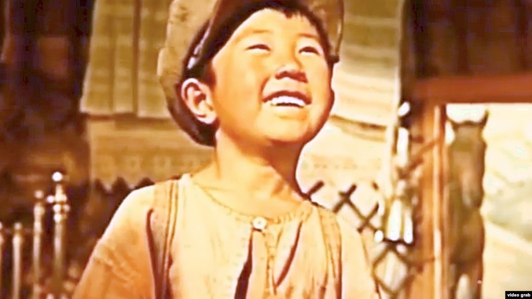 Екі қыз жігітті жалауға мәжбүрледі (Орысша видео)