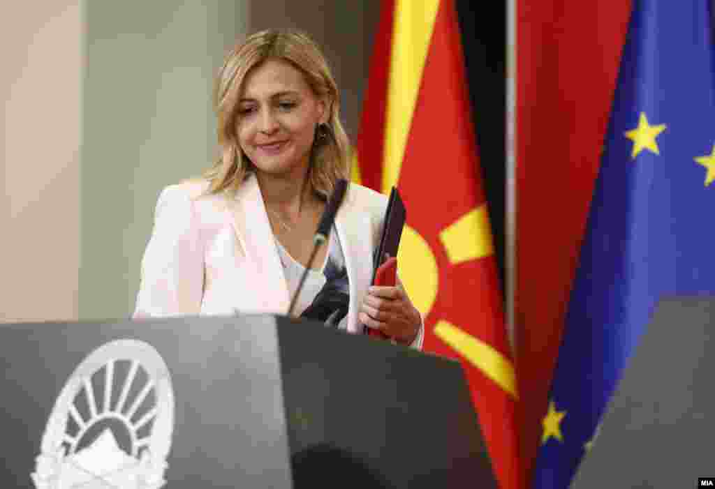македонија - Министерката за финансии Нина Ангеловска денеска рече дека прогресивното оданочување се става во мирување во следните 36 месеци и се враќа старото од 10 проценти. Поранешниот министер за финансии, Драган Тевдовски, со реакција: Ако го укинете прогресивниот данок, вие не сте социјалдемократи.