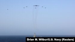 ناو هواپیمابر آبراهام لینکلن همراه با بمب‌افکن‌های بی-۵۲ و جنگنده‌های اف- ۱۸ در حال انجام عملیات تمرینی در دریای عرب.
