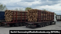 Ілюстраційне фото. Вантажівки з лісом на окружній дорозі Іванкова