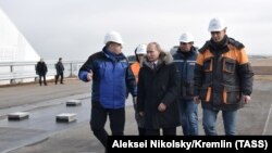 Путин Крым көпүрөсүнүн курулушу менен таанышып жаткан учур, 2018-жылдын 14-марты.