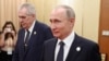 Президент Чехии Милош Земан (слева) и президент России Владимир Путин во время их встречи в Пекине 14 мая 2017 года. Архивное фото