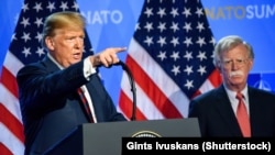 Президент США Дональд Трамп, (ліворуч), поруч зі своїм радником з національної безпеки Джоном Болтоном під час прес-конференції після саміту глав держав та урядів в НАТО в Брюсселі. 12 липня 2018 року