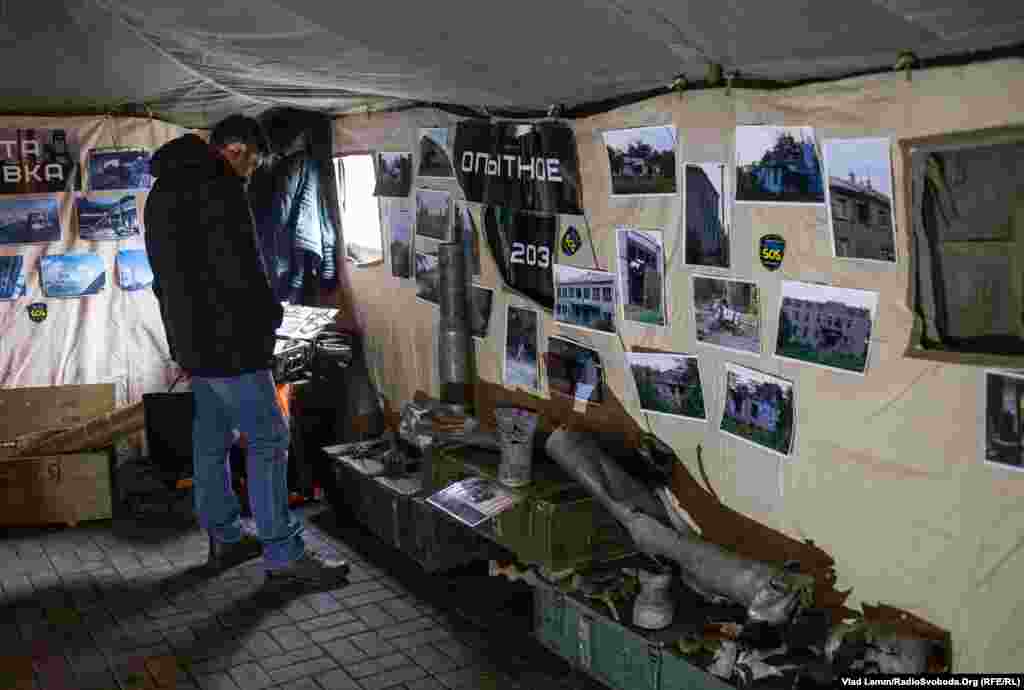 Поряд з експонатами висять фотографії, зроблені волонтерами у різних населенних пунктах Донецької та Луганської областей