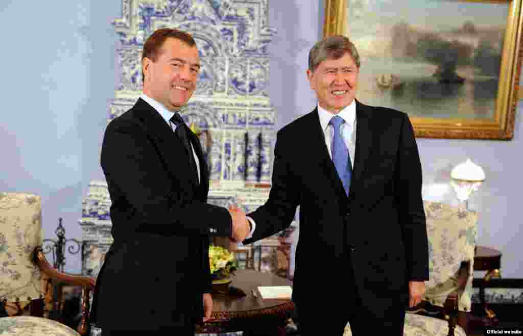 Встреча Алмазбека Атамбаева с пока еще президентом России Дмитрием Медведевым. 24 февраля 2012 года