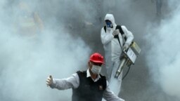 آتش‌نشان‌ها خیابان‌های تهرام را برای مقابله با ویروس کرونا ضدعفونی می‌کنند