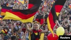 Германия ұлттық құрамасының жанкүйерлері. Еуро-2012 чемпионаты, 9 маусым 2012 жыл.