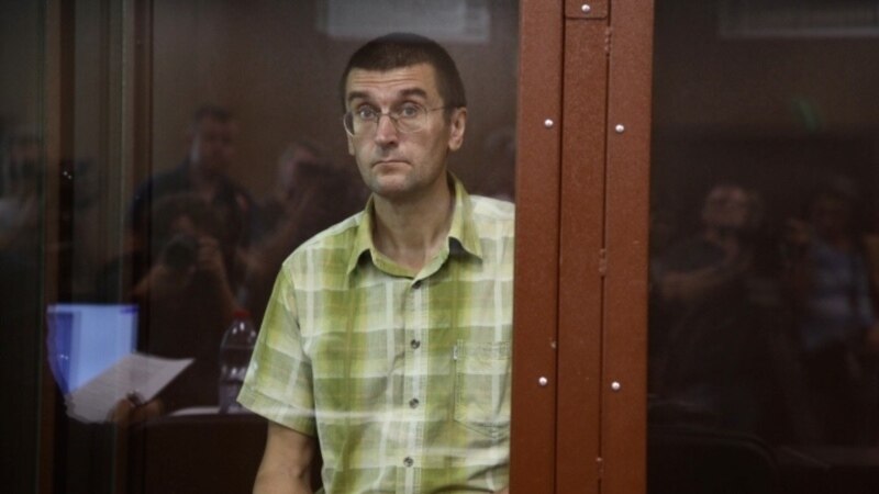 В России мужчину, бросившего урну в сторону полиции, осудили на 3,5 года