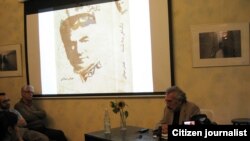 عباس میلانی در جلسه رونمایی از کتاب خود در برلین، آلمان 